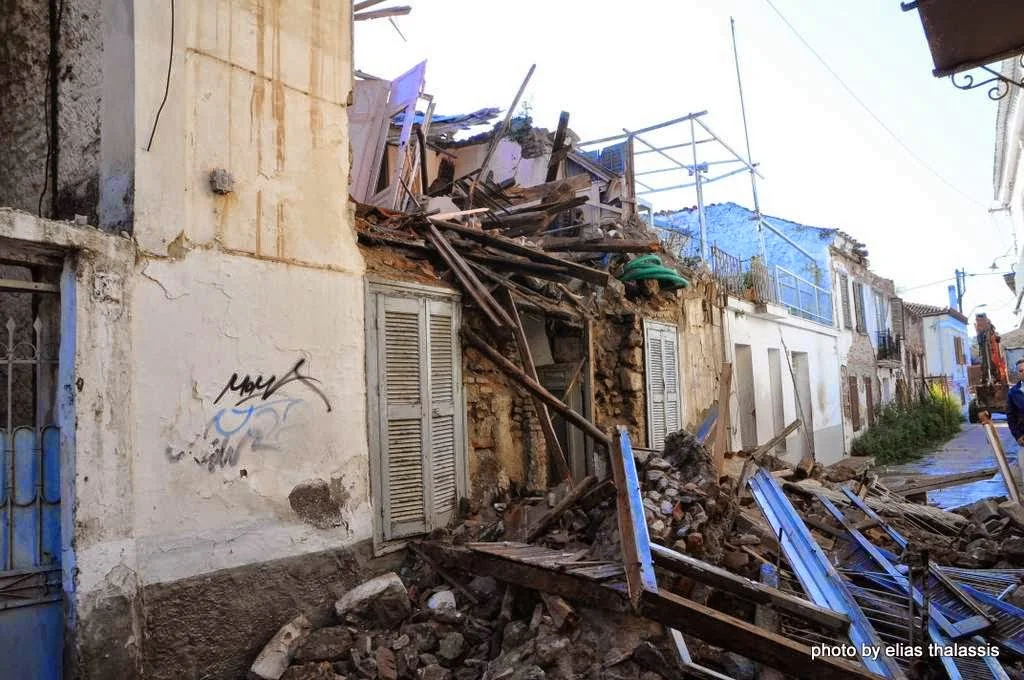 Χαλκίδα: Κατεδαφίστηκε ετοιμόρροπο κτίριο στην οδό Σταμάτη (ΦΩΤΟ)