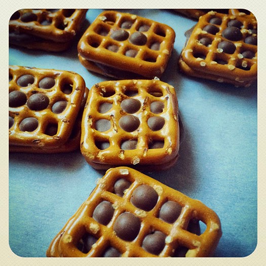 Peanut Butter Cup Pretzel Bites (meal plan and recipe review)