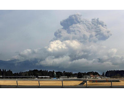 Gambar Letusan Gunung Berapi Shinmoedake Di Jepun Yang Disebabkan Oleh Gempa Bumi