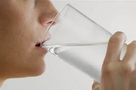 segelas air hangat nikmat biasakan minum air hangat biar sehat