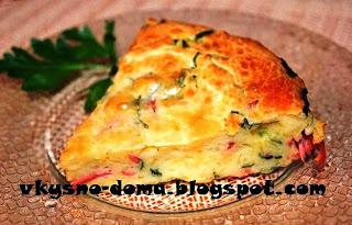Простой пирог-пицца с ветчиной, сыром и зеленью