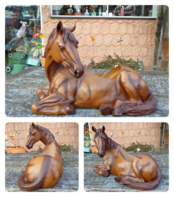 CAVALO DE RESINA PORTA VINHO E DECORATIVO