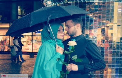 muslims-couple-cute-sweet-loving-under-the-umbrella
