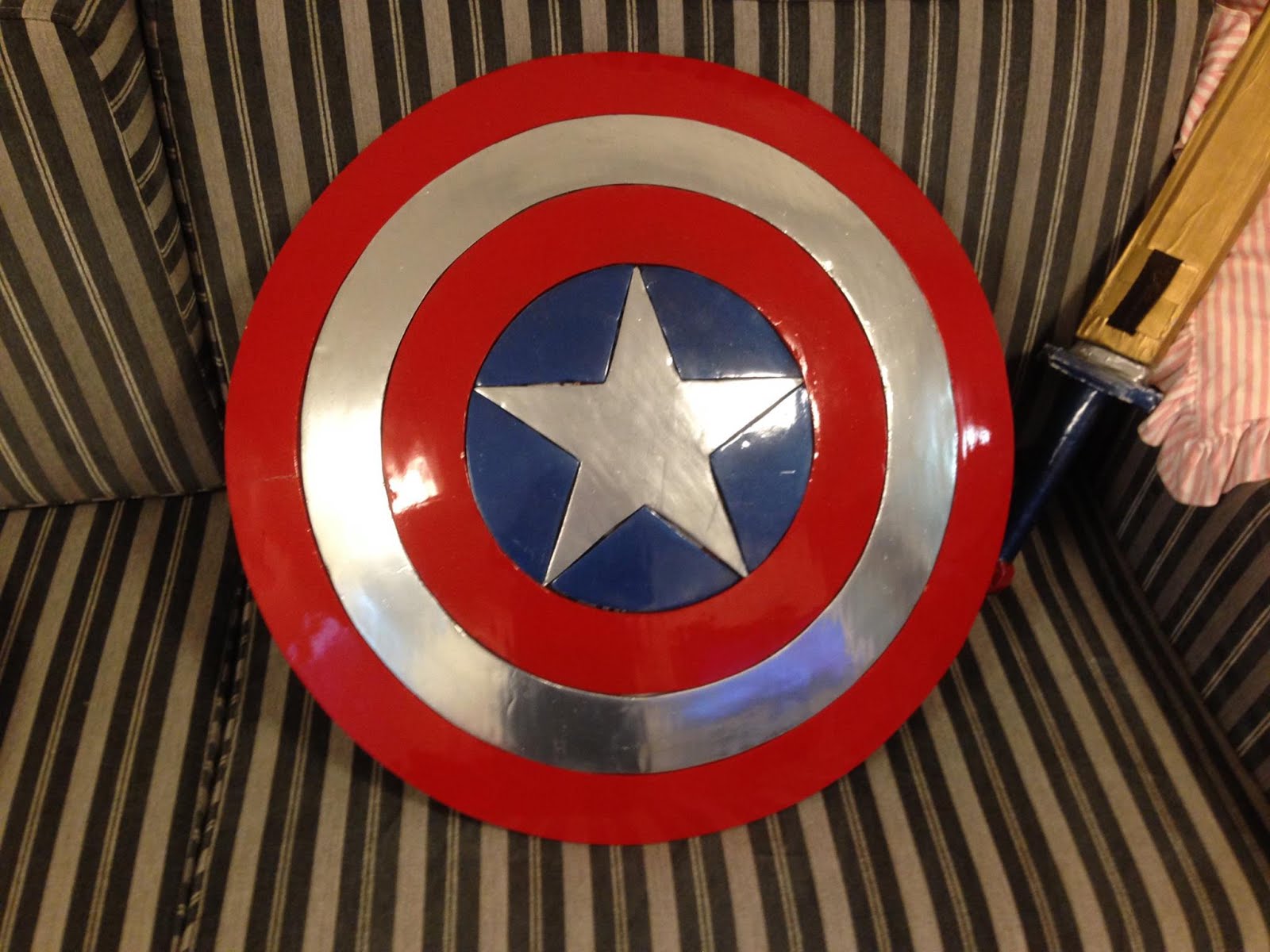 DaliLomo Tips How to Paint Cardboard Props (Shield) by a Talented