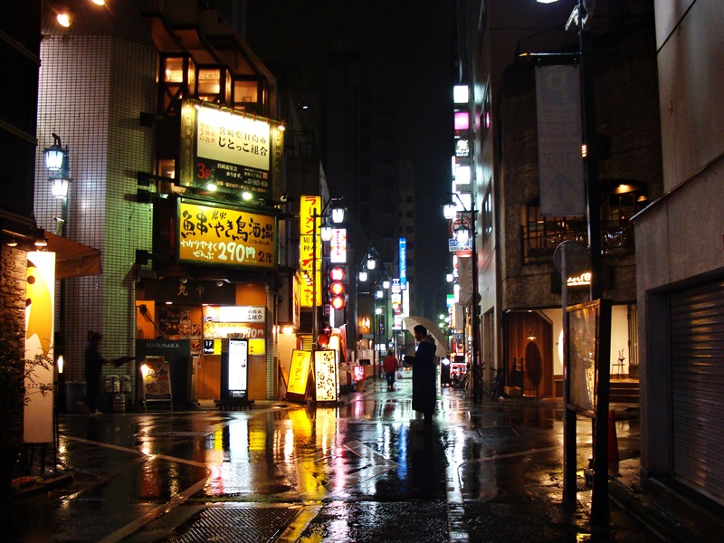 Nach einem Regenguss, nachts in Shinjuku