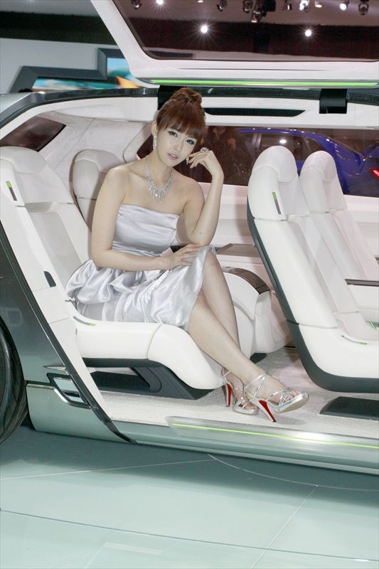 Pretty Car Lee Ji Woo In Seoul Motor Show 2011
