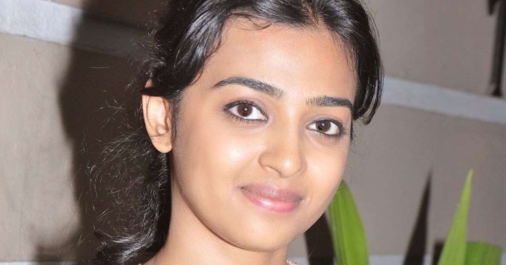 CAP: Actress Radhika Apte Hot Cleavage Stills