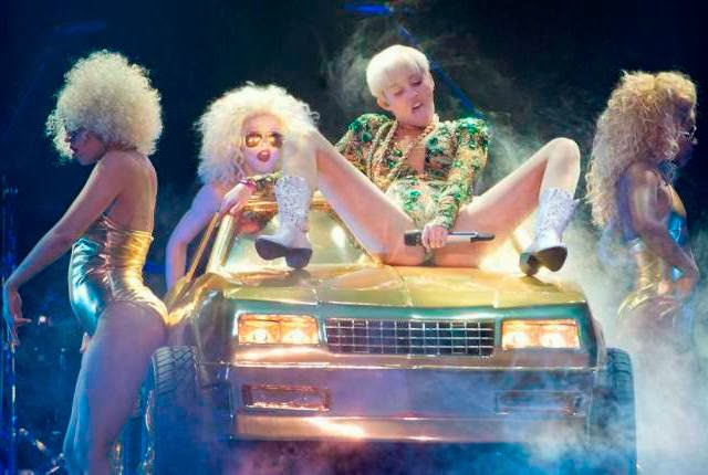 Miley Cyrus hace extraños movimientos en presentación en Canadá Miley Cyrus hace extraños movimientos en presentación en Canadá