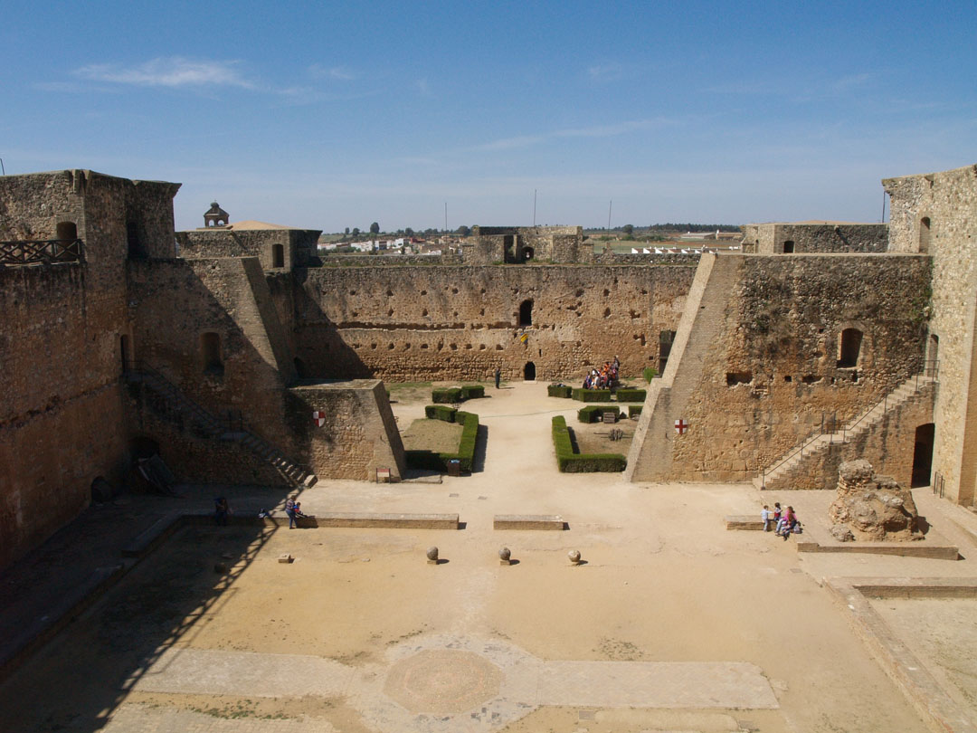 El Aguaducho Patio de armas del castillo de Niebla
