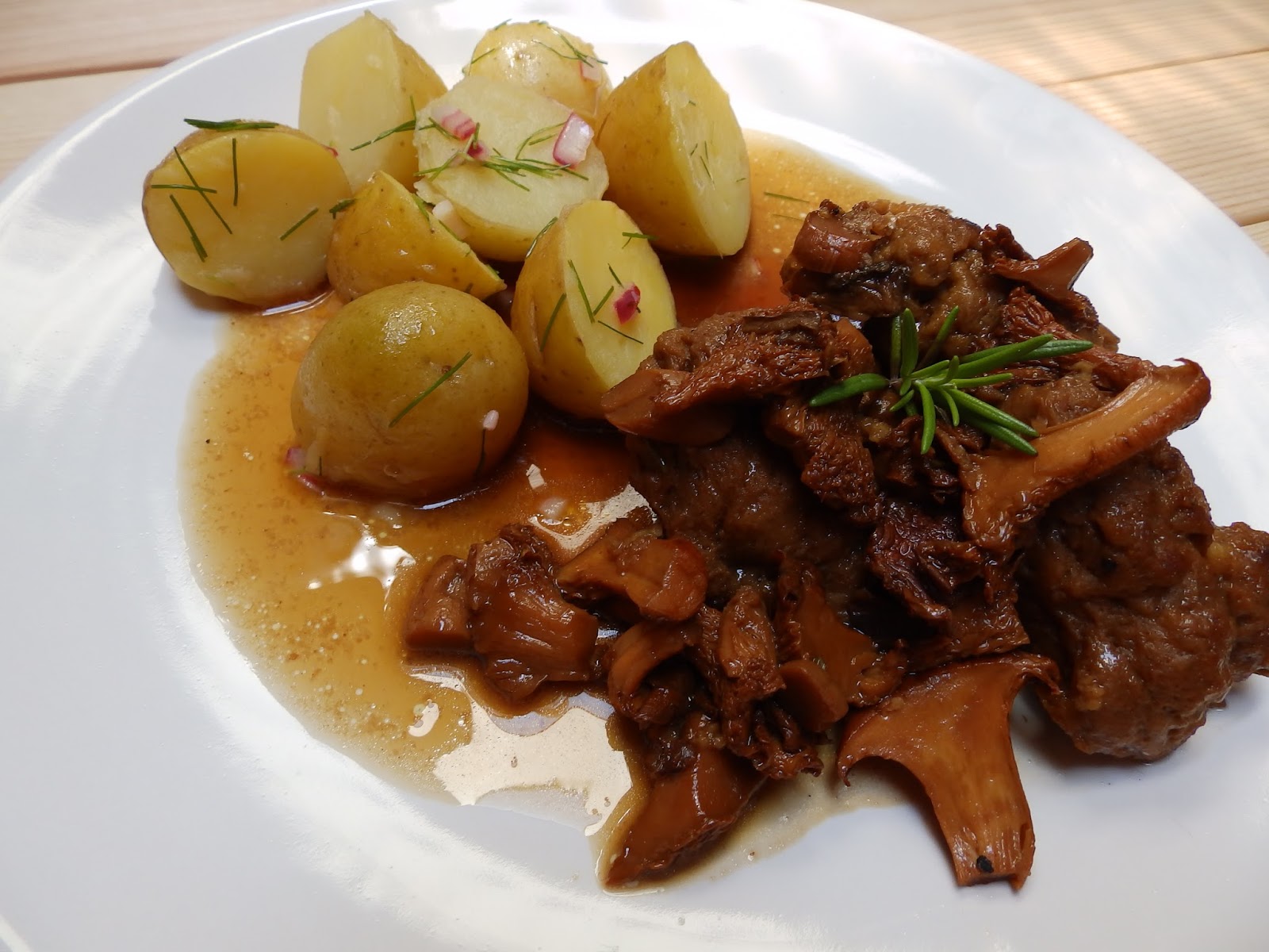 Seitan na divoko s bylinkovými brambory Veggie Fish