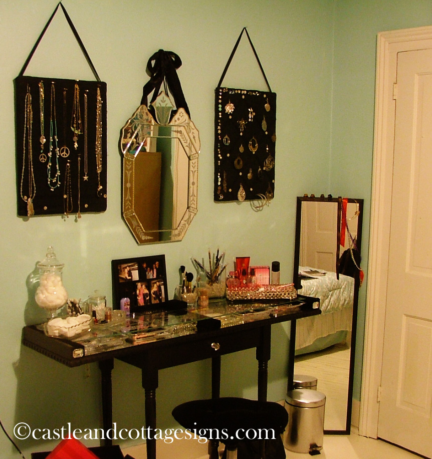 CastleAndCottageSigns my DIY make up table