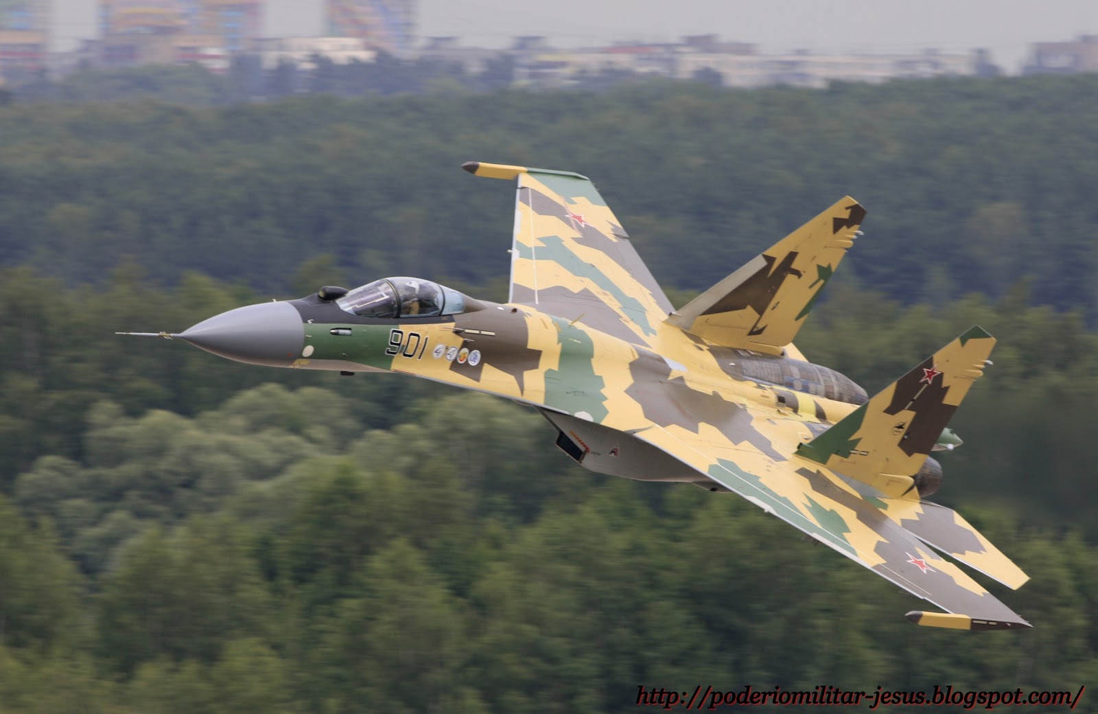 (Fotos) El caza ruso Su-35 demuestra su supremacía sobre modelos similares extranjeros Caza+Su-35+%25281%2529