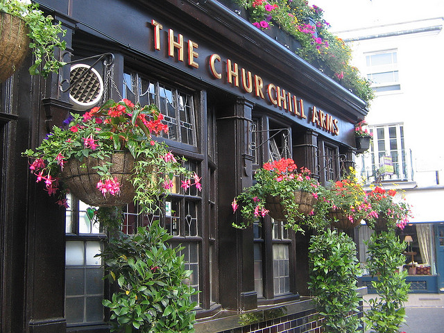 Pub britânico tem flores por toda fachada