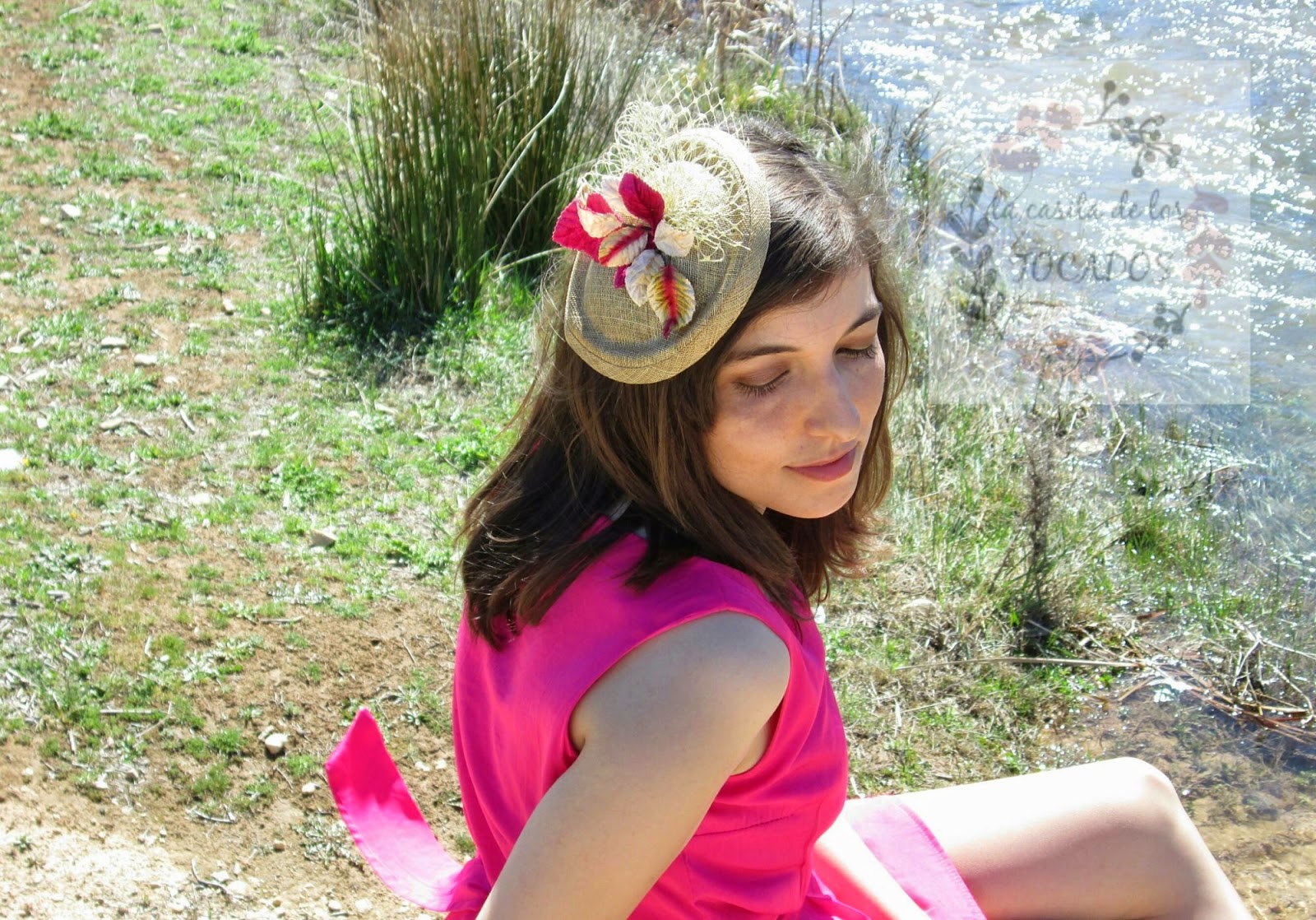 Reportaje de tocados primavera - verano 2015 La casita de los TOCADOS Tocado Delia color oro con hojas en buganvilla y beige, combinado con vestido en fucsia.