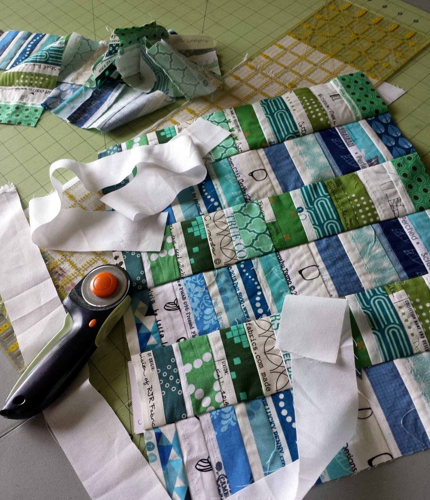 Quilty Habit Selvage Along Selvage Strip Pillow Tutorial