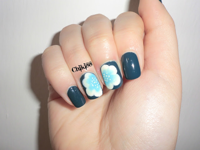 Easter nail art - foto con flash