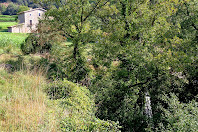 Conjunt de la casa i el salt de l'Atalaia vistos des del camí de la Casa Gran Conjunt de la casa i el salt de l'Atalaia vistos des del camí de la Casa Gran