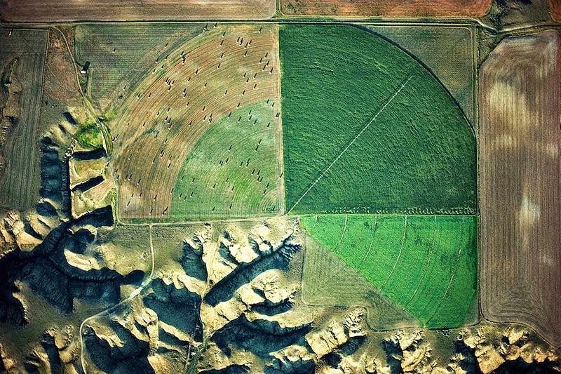 Aerial Photography | Alex MacLean Drainage and irrigation Marias River, Loma, Montana, USA.