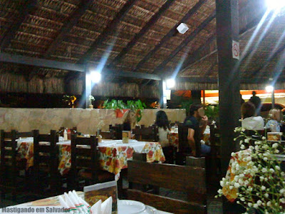 Torre de Pizza: Ambiente (à noite) do restaurante da Estrada do Coco