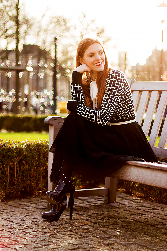 Retro black and white outfit with checks, polka dots and a tulle midi skirt