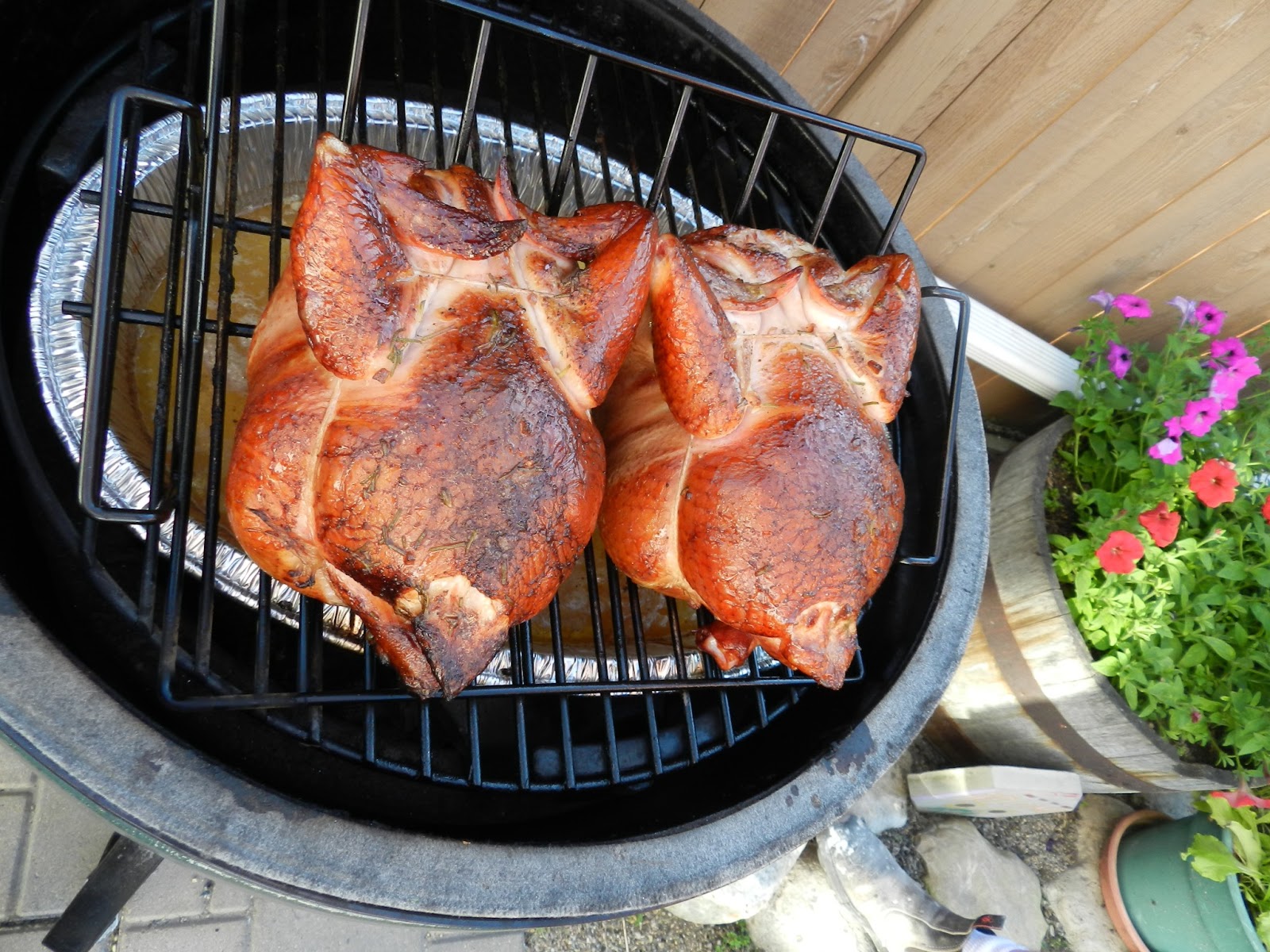 cooking a whole chicken on a big green egg