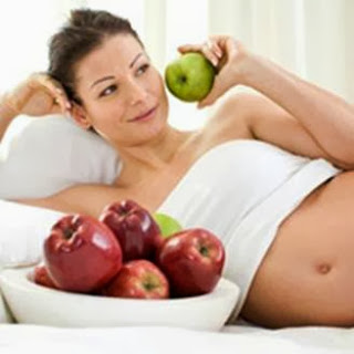 Wanita memakan apel untuk diet sehat Wanita memakan apel untuk diet sehat
