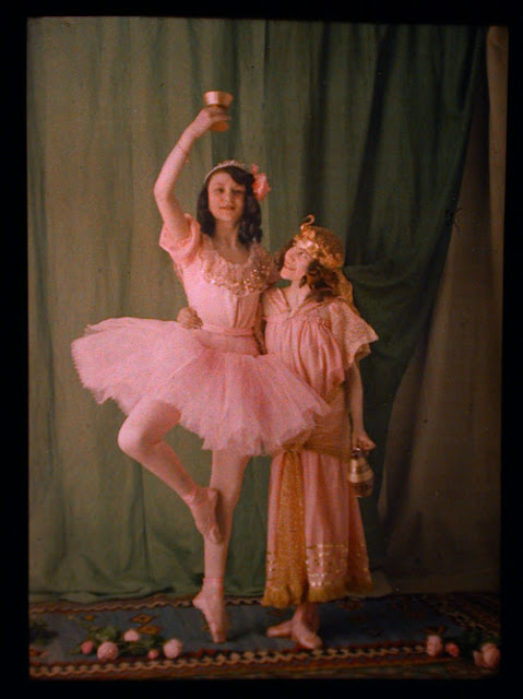 autochrome-DancersinPinkwithFlowers-JulesGervaisCourtellemont-c1910.jpg