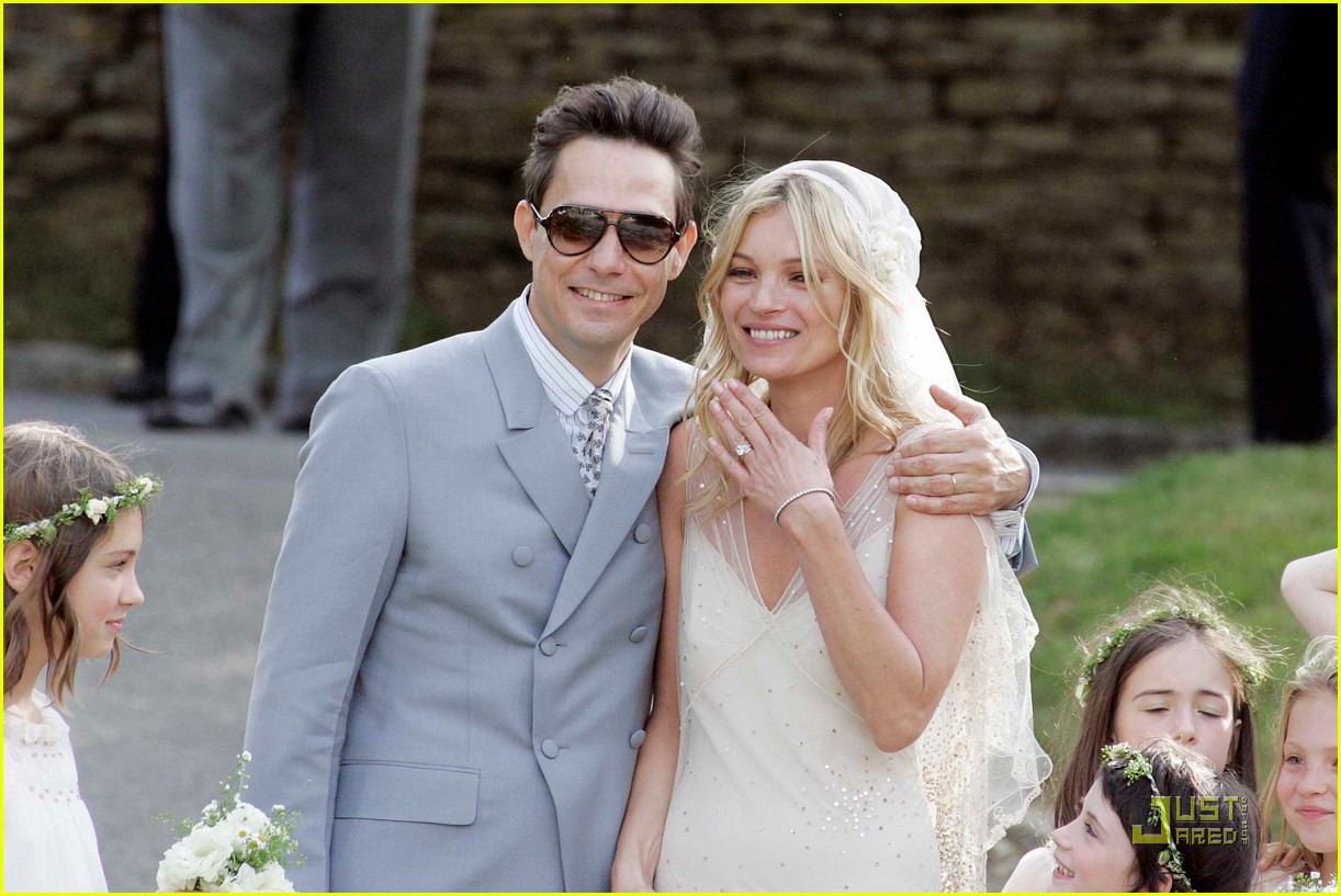 http://4.bp.blogspot.com/-iGxAn6aX2gM/ThYwp5GpCEI/AAAAAAAAB6g/1e8uQIuYqNY/s1600/kate-moss-jamie-hince-wedding-01.jpg