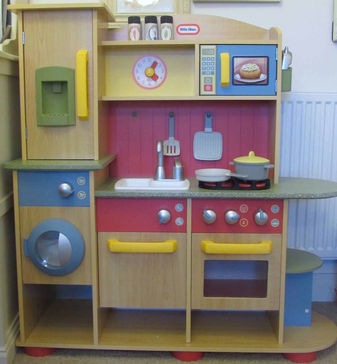 Little Tikes Cookin Creations Kitchen Review Hollybobb S It Features A Microwave Oven Dishwasher And Washing Machine All The Liances You Can Find In Your Own Kitchen So Little Ones Be Just Like