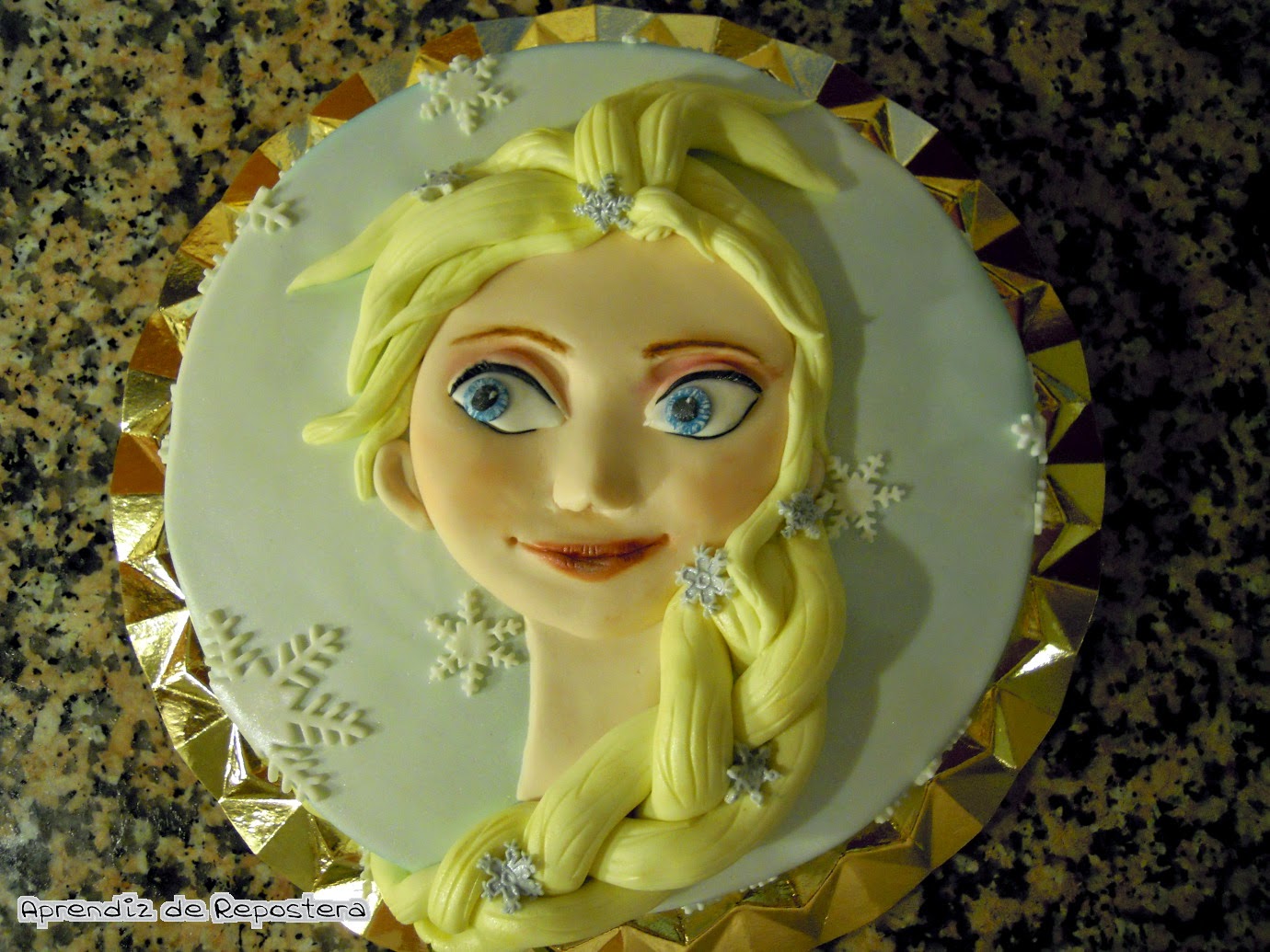Tarta princesa Elsa (Frozen), decorada con fondant
