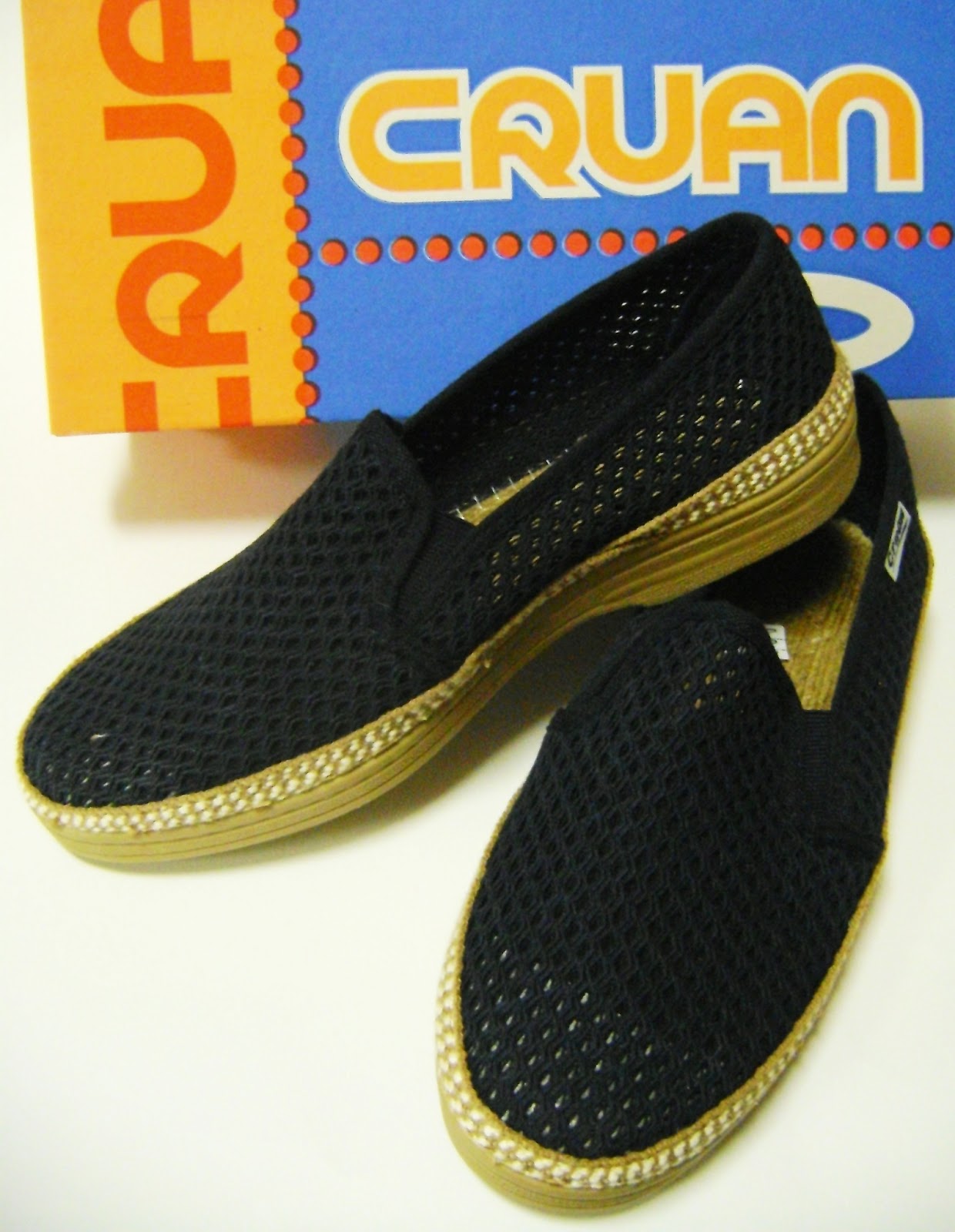 Zapatilla de hombre de rejilla Calzados Lucía. Sombrerería.
