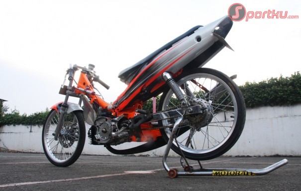 DRAG RACE WITH ROAD RACE title=