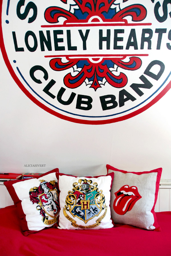 aliciasivert, alicia sivertsson, embroidery, cross-stitch, embroidery, handicraft, handcraft, create, needle, yarn, sew, sewing, stitch, needlework, korsstygn, korsstygnsbroderi, broderi, handarbete, pyssel, the rolling stones, lips and tounge, cushion, kudde, pillow, kuddar, pillows, harry potter, hogwarts, gryffindor, rock'n'roll, rock