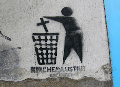Bécs, Wien, Austria, Ausztria, Vienna, graffitti, matrica, falfirka, vizuális környezetszennyezés, sablon, stencil, Kirchenaustrit heute Kirchenaustritt heute