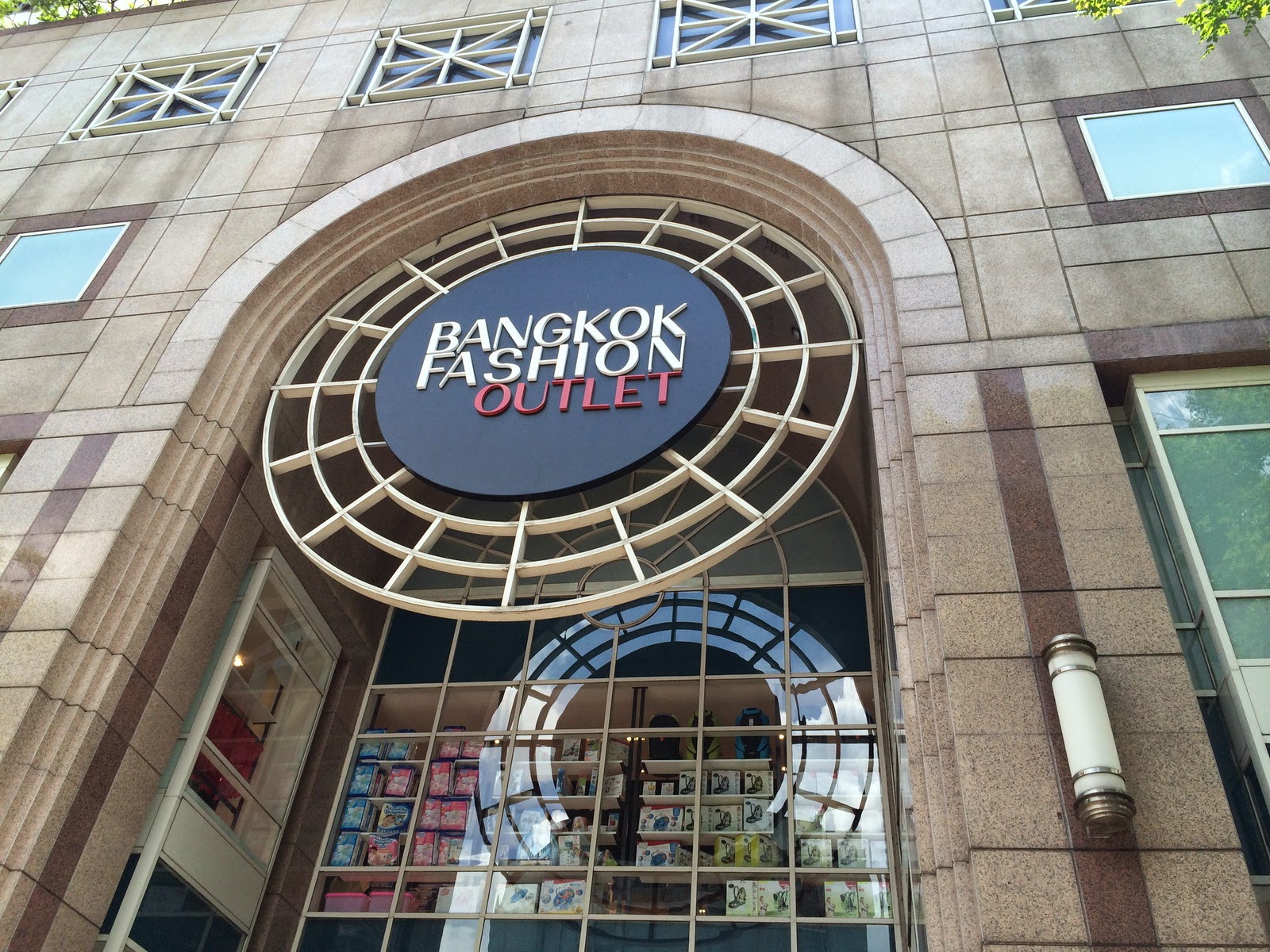 Helloneung เดินเล่น Bangkok Fashion Outlet ที่ตึก Jewelry Trade Centre