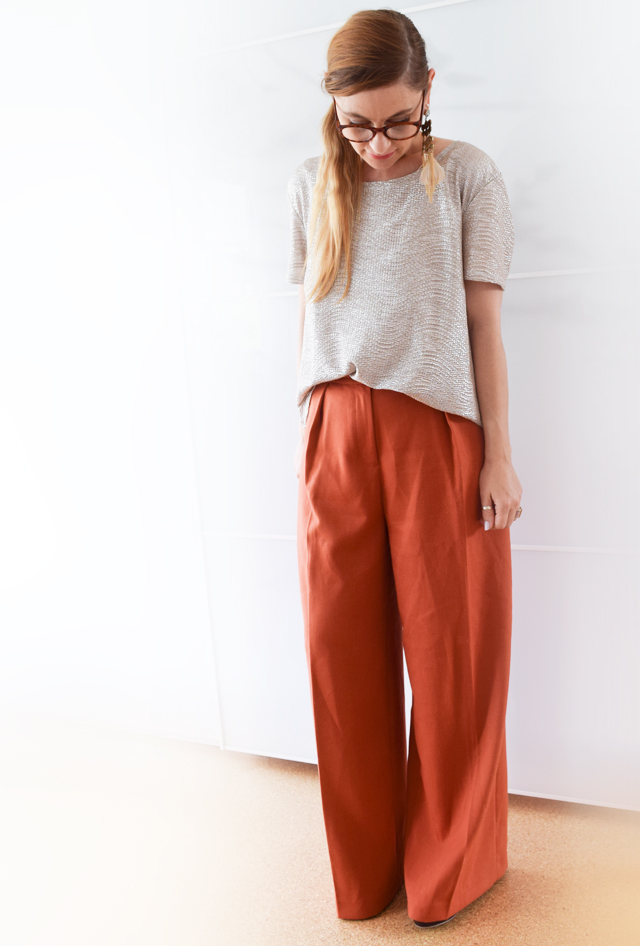 Helles metallisch schimmerndes Oberteil zu sehr weiter Hose in Rot Rost_Rot_Weite Hose_silbernes Oberteil