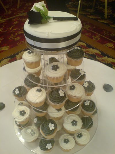 Black And White Wedding Cupcakes by Dublin Cupcakes