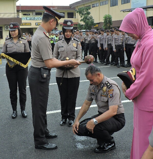 kapolrestabes-medan-tandai-kenaikan-pangkat-dengan-siraman-air-bunga.