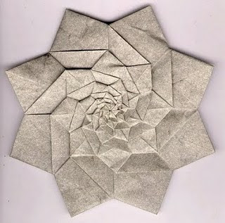 Description : Seni origami atau seni melipat kertas memang sudah lama