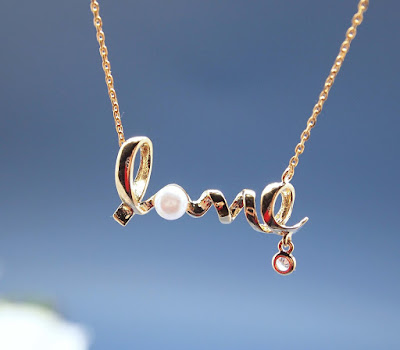 Happy Valentines Day Gift Ideas for Her Valentines Day Wishes for Her, Valentines Day SMS for Her, Valentines Day SMS for Girlfriend, Valentines Day Wallpaper, How to Impress your Girlfriend, Valentines Day Quotes, Happy Valentines Day Greetings