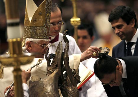  Bento XVI batiza Cristiano Magdi na Basília de São Pedro.