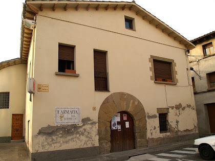 La farmàcia del poble amb la porta d'entrada de l'antiga rectoria La farmàcia del poble amb la porta d'entrada de l'antiga rectoria