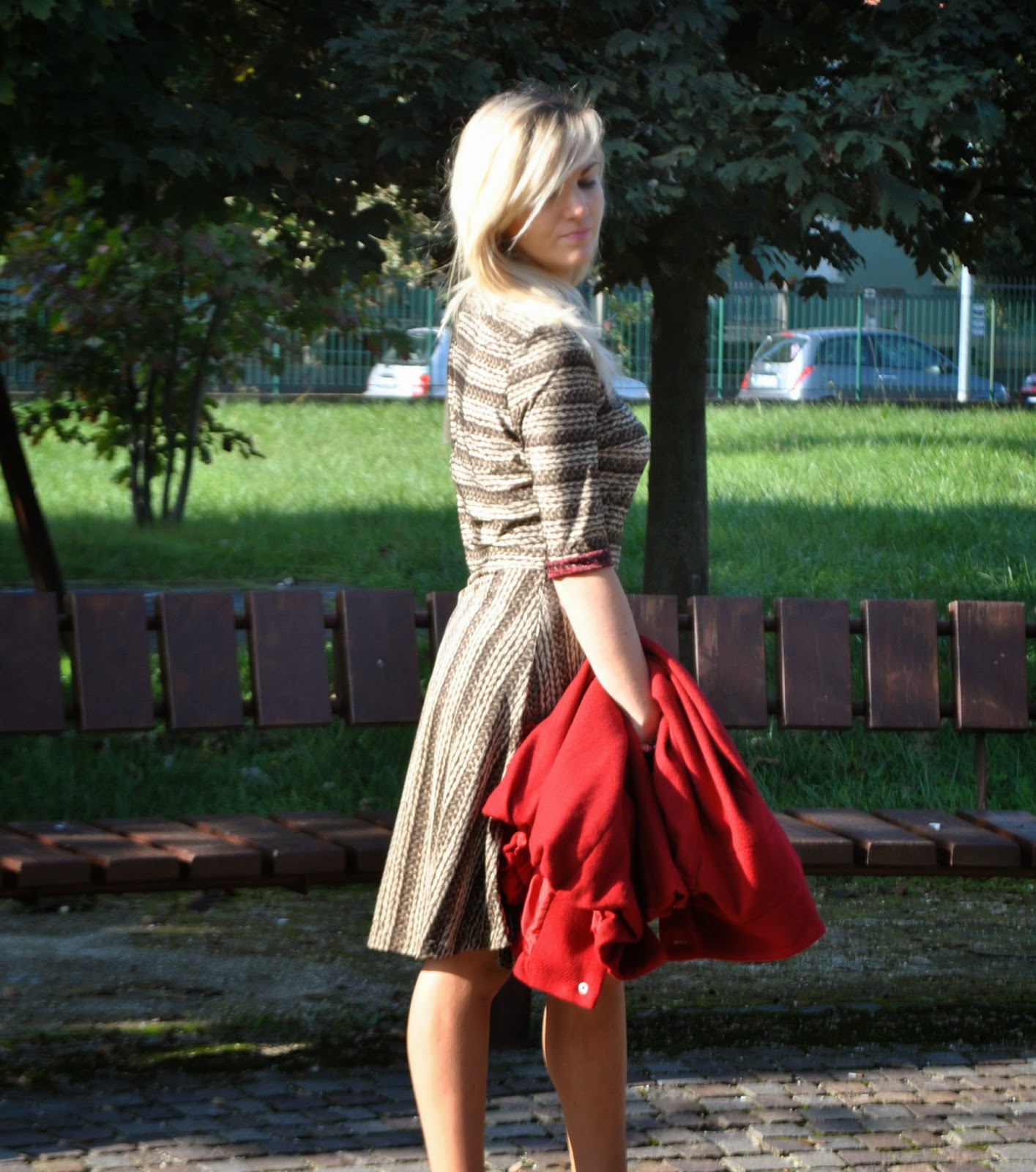 autumnal outfit printed dress red coat how to wear red coat how to wear printed dress fashion bloggers italy italian girl  outfit abito con gonna a ruota con stampa maglione di lana stampa lana abito gonna a ruota abiti invernali cappotto rosso outfit cappotto rosso come abbinare il cappotto rosso midi skirt how to wear red coat how to wear midi skirt winter dresses orecchini chandelier majique chandelier earrings majique decollete beige cappotto rosso sisley abito stampato fashion blogger italiane fashion blogger milano fashion blogger bionde ragazze bionde smalto color sangria scarpe benetton borsa louis vuitton mariafelicia magno fashion blogger mariafelicia magno colorblock by felym outfit ottobre 2014 outfit autunnali outfit invernali 