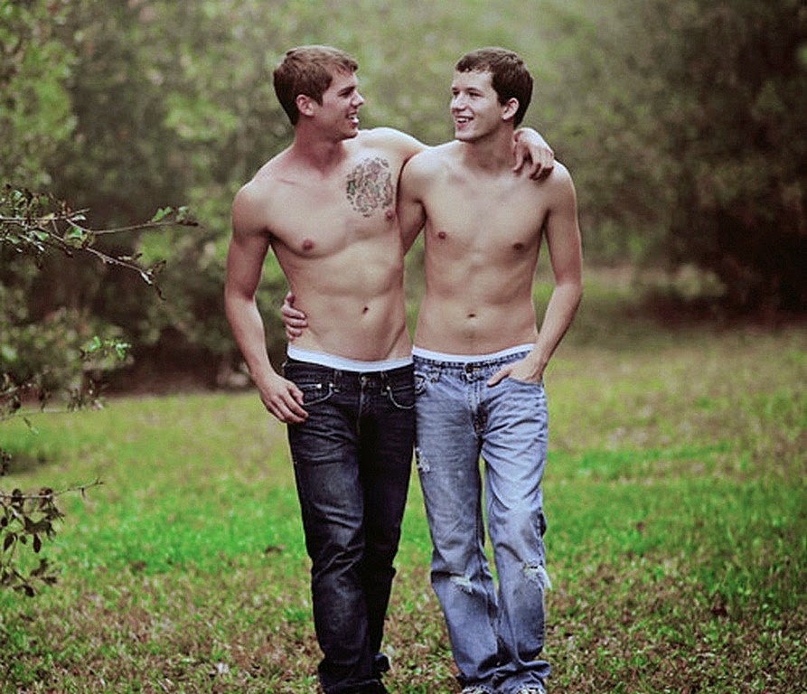 Веселая молодая брюнетка на весенней лужайке дает двоим парням 