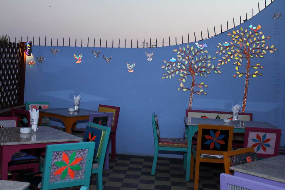 Fika on the Roof Cacciatore chicken, Fika on the roof, Fika Cafe, Karachi restaurant guide, Karachi cafes, Food review, Food Blog pakistan, Pakistani Food Blog, Global Food Blog, Truck art cafe, riksha art, red alice rao, food, delicious, Gulab Jaman