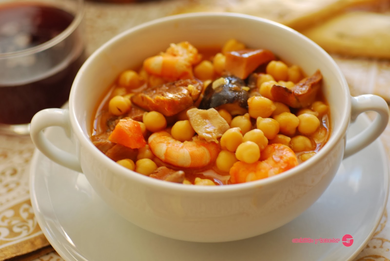 Garbanzos con langostinos y setas de temporada. Cuchillito y Tenedor