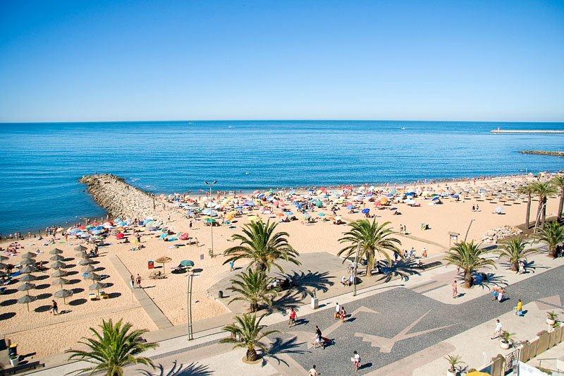 Городской пляж возле променада Praia de Quarteira