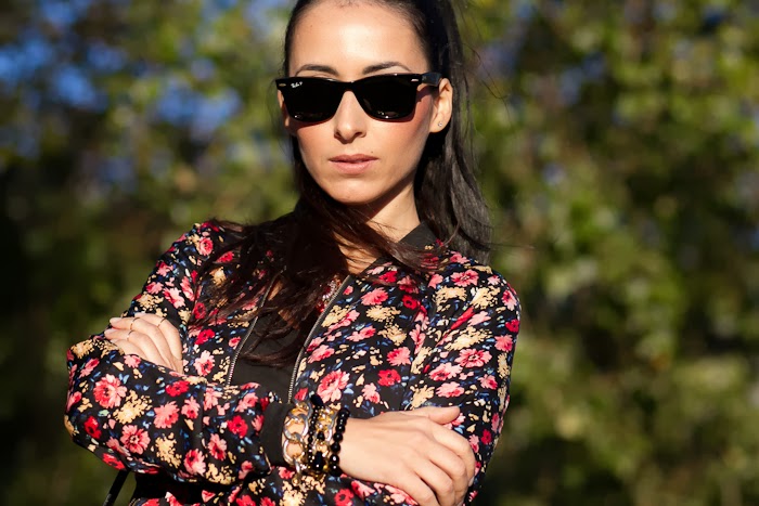 Blogger española con Chaqueta bomber de flores y camiseta de Zara