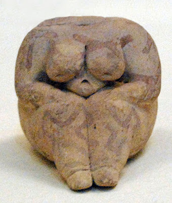 Figure of Goddess -not head- from Çatal Höyük in Shrine VI, height 5 cm, Painted clay