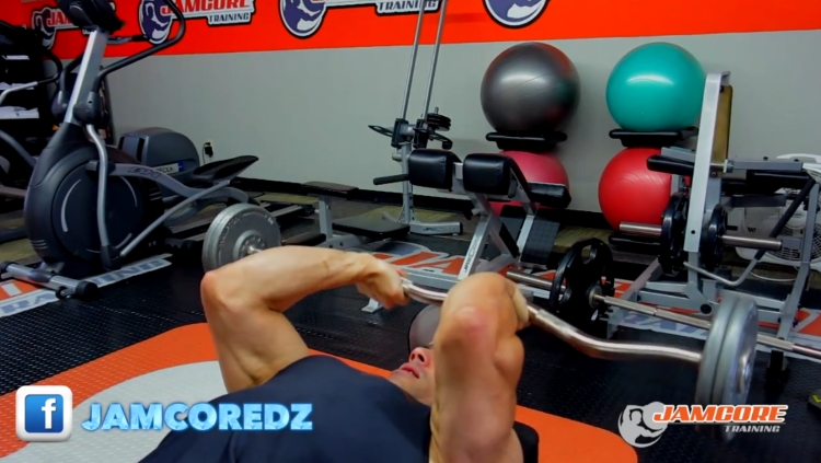Extension triceps avec barre : 4 séries x 8 - 10